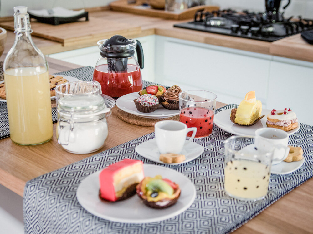 Colazione apparecchiata in cucina