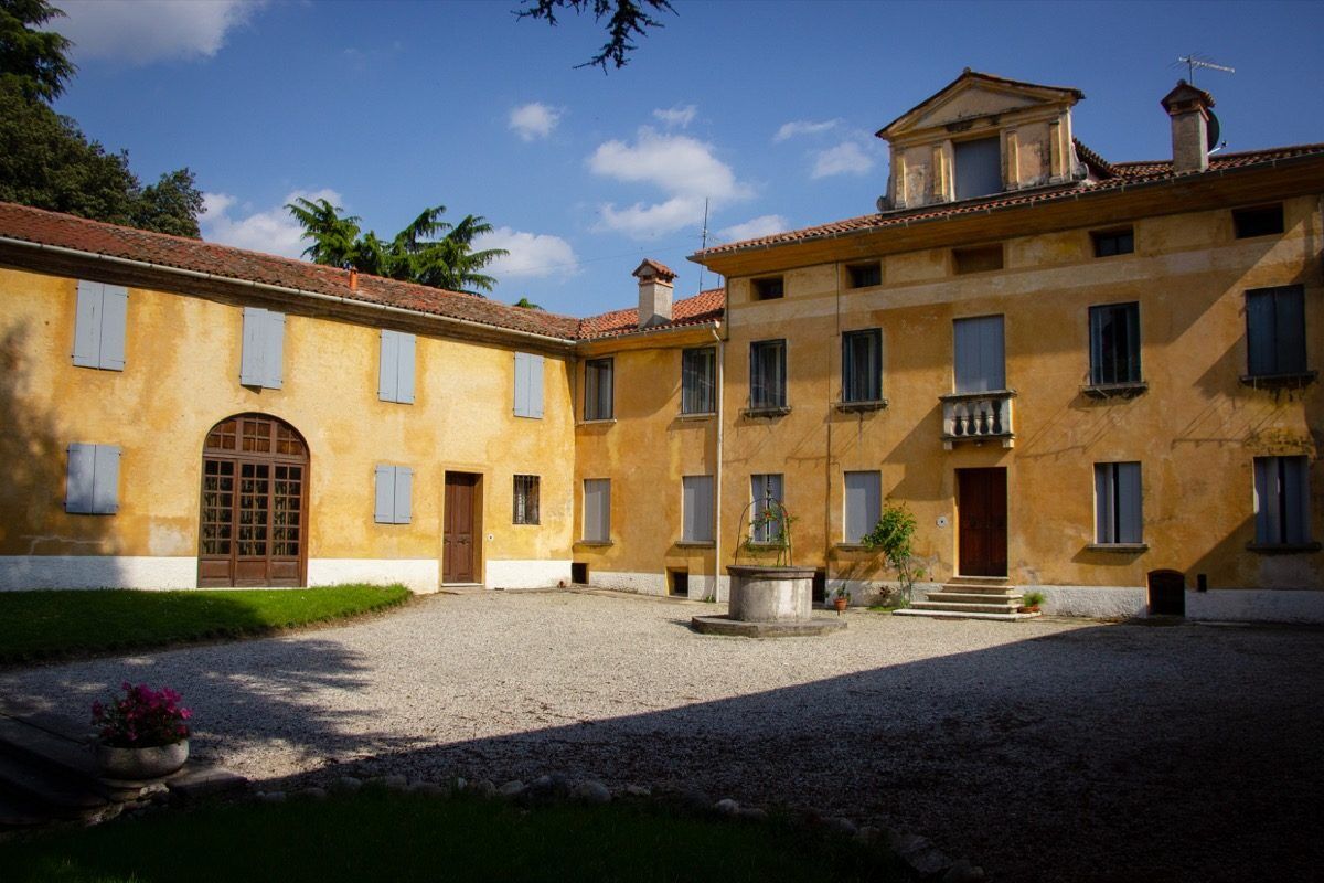 Facciata storica di Villa Giolai, complesso settecentesco a Bassano del Grappa